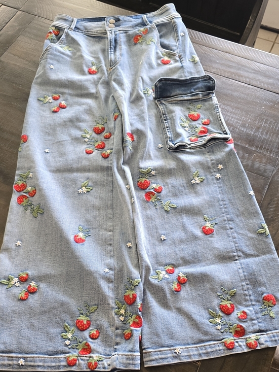 DRIFTWOOD Denim - Driftwood Olivia Cargo- Wide Leg Strawberry Denim Jeans. Size 29. EUC